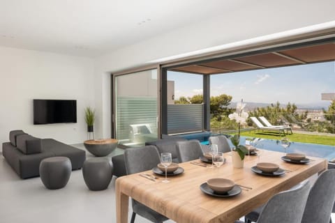 Seating area, Dining area, Pool view