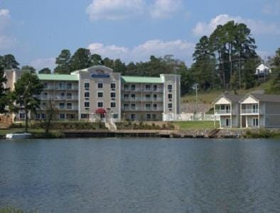 Baymont on the lake by Wyndham Hot Springs Hotel in Lake Hamilton