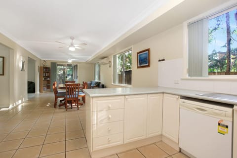 Four Bedroom Quality Townhouse House in Hawks Nest