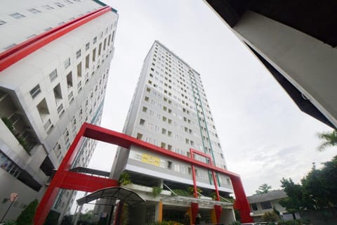 RedDoorz Apartment near Bundaran Satelit Surabaya Übernachtung mit Frühstück in Surabaya