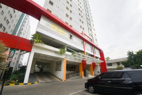 RedDoorz Apartment near Bundaran Satelit Surabaya Bed and Breakfast in Surabaya