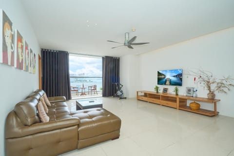 TV and multimedia, Living room, Seating area, Evening entertainment