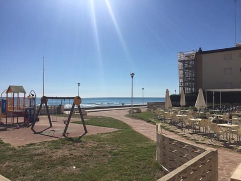 Restaurant/places to eat, Day, Neighbourhood, Children play ground, Beach, Sea view