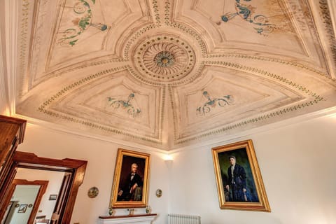 Living room, Decorative detail, Dining area