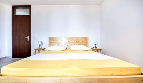Apartments and rooms Ref - 20 m from sea Alojamiento y desayuno in Selca, Brač
