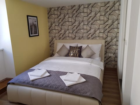 Bed, towels
