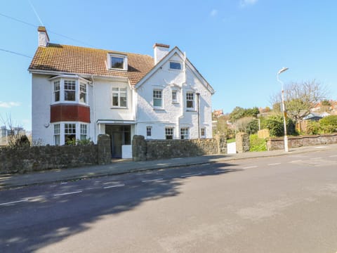 4 Greenhills Apartment in Folkestone