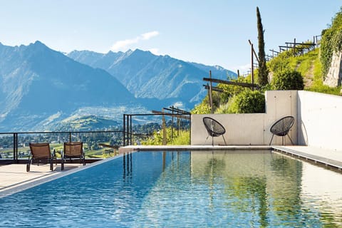 Balcony/Terrace, City view, Mountain view, Swimming pool, Swimming pool