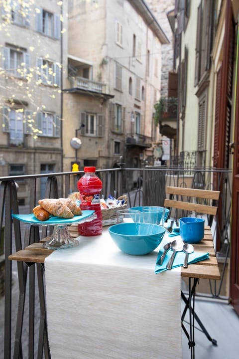 Neighbourhood, Balcony/Terrace