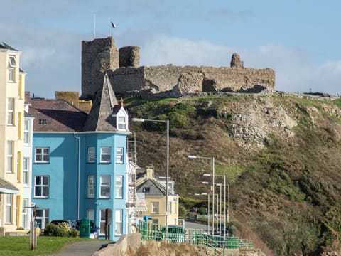 The Towers - Castell House in Criccieth