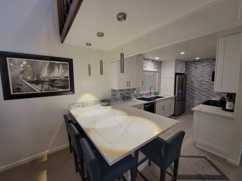 Luv Oceanside Views-1 House to Beach, Boardwalk and Waves-Spacious Rooftop Sun Deck-Plus King Beds too! House in Mission Beach