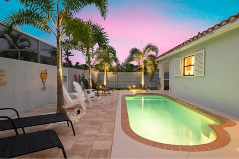Charming Heated Pool Home - 3 miles to the Beach, Pet and Family Friendly -Available Year Round! Haus in Bonita Springs