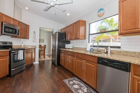 Charming Heated Pool Home - 3 miles to the Beach, Pet and Family Friendly -Available Year Round! Maison in Bonita Springs
