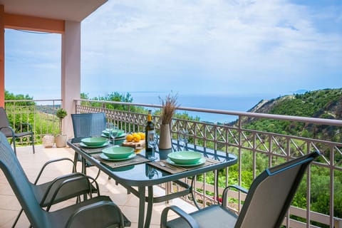 Day, Natural landscape, View (from property/room), Balcony/Terrace, Dining area, Food, Sea view