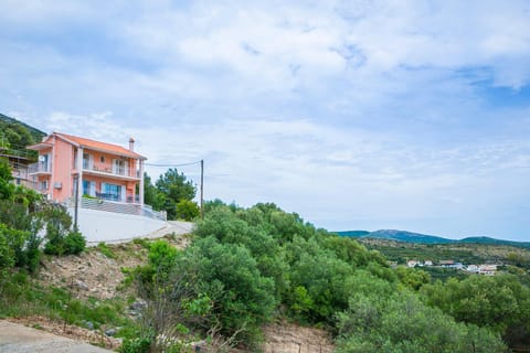 Property building, Day, Neighbourhood, Natural landscape, Mountain view