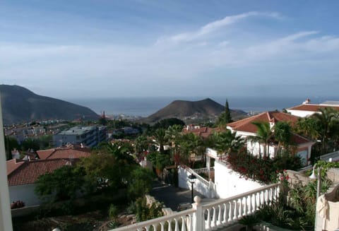 Balcony/Terrace, City view, Mountain view