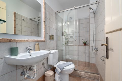 Shower, Toilet, bidet, towels