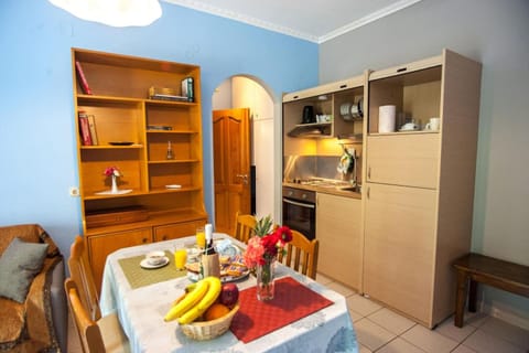 Kitchen or kitchenette, Food and drinks, Dining area, Communal kitchen, Food, Drinks, Alcoholic drinks