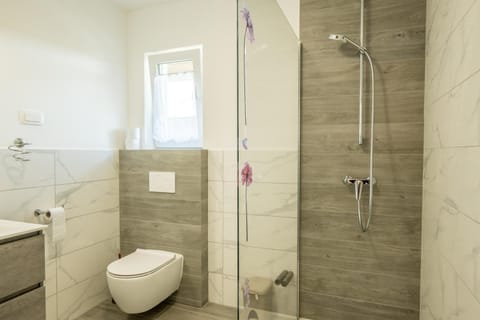 Toilet, Bathroom, towels