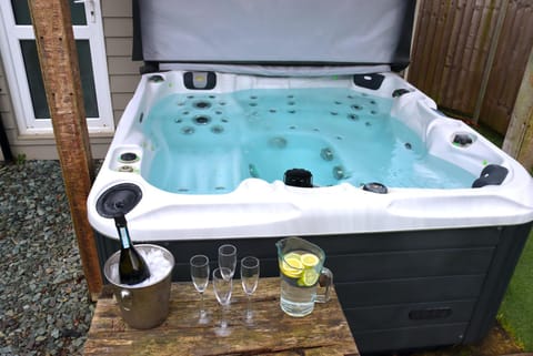 Luxury Pamper Home Hot Tub & Sauna Ladies Retreat Haus in Ferndown