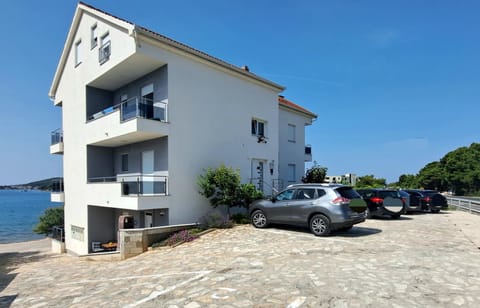 Property building, Day, Garden view, Sea view, Location, Quiet street view, Parking