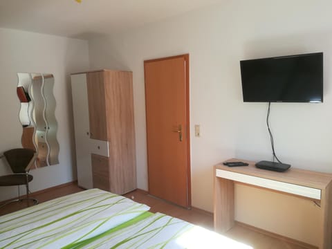 Spring, Bed, Day, TV and multimedia, Other, Other, Photo of the whole room, Decorative detail, Decorative detail, Seating area, Bedroom, On site, Area and facilities