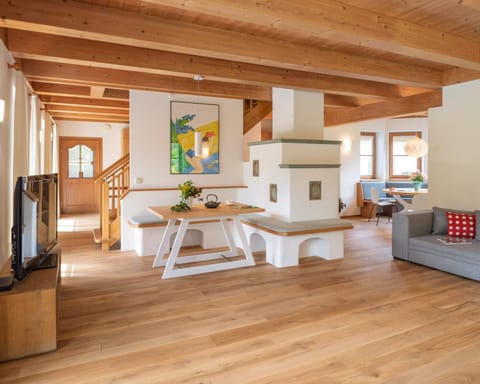 Communal lounge/ TV room, TV and multimedia, Coffee/tea facilities, Living room, Seating area, Dining area, Garden view