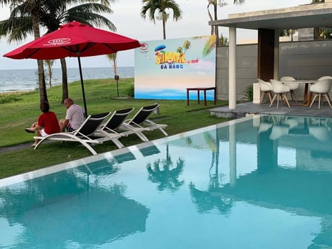 Luxury Villa 5* - Ocean Front - IDCWH Chalet in Hoa Hai