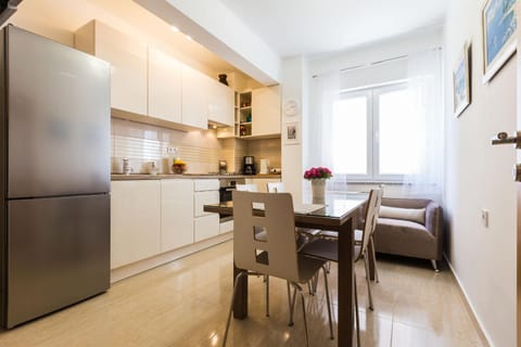 Kitchen or kitchenette, Living room, Seating area, Dining area