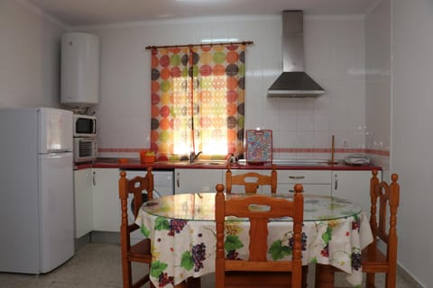 Kitchen or kitchenette, Dining area, minibar, stove