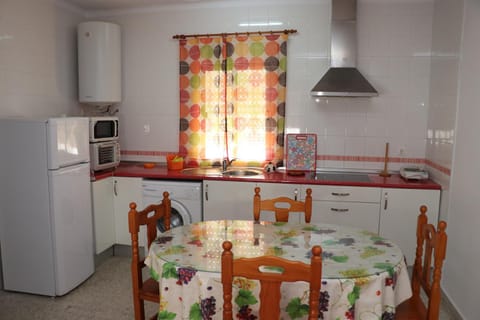 Kitchen or kitchenette, Dining area, minibar, stove, toaster, washing machine