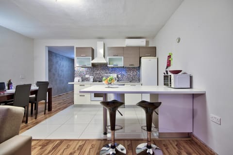 Kitchen or kitchenette, Seating area, Dining area, minibar