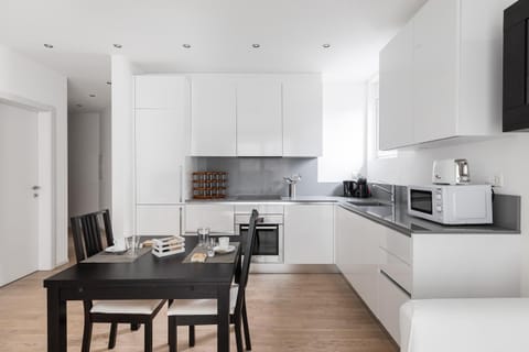 Kitchen or kitchenette, Dining area