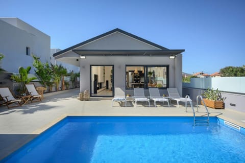 Property building, Swimming pool, Swimming pool