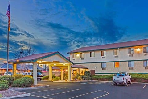 Super 8 by Wyndham Union Gap Yakima Area Hotel in Yakima