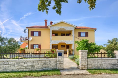 Property building, Facade/entrance, Garden