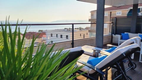 Skypool Suite 77 with private pool Apartment in Makarska