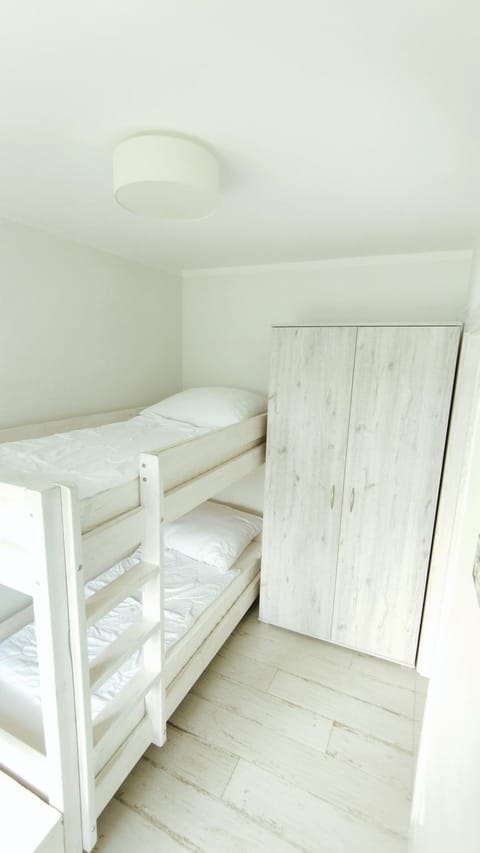 Bedroom, bunk bed