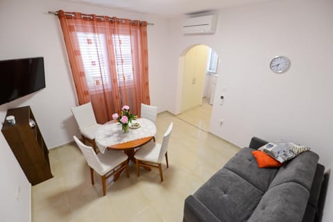 TV and multimedia, Living room, Seating area, Dining area, Evening entertainment, air conditioner