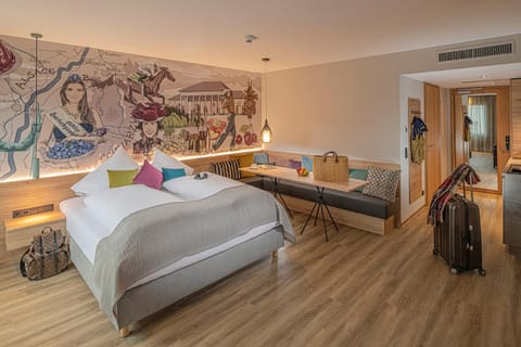 Coffee/tea facilities, Kitchen or kitchenette, Living room, Seating area, Dining area, Bedroom