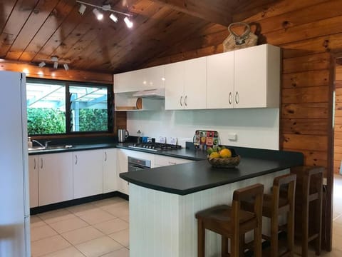 Pacific views, tranquil location, extra large home, Navy House 1 House in Arorangi District