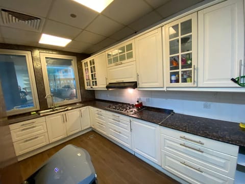 Nice Single Rooms for "girls" only in Dubai, Marina Vacation rental in Dubai