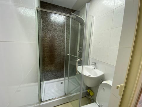 Nice Single Rooms for "girls" only in Dubai, Marina Vacation rental in Dubai