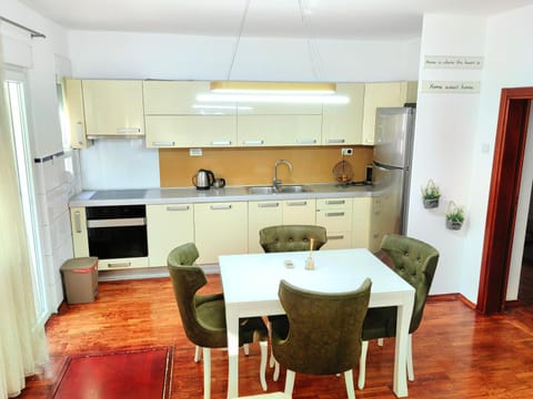 Kitchen or kitchenette, Dining area, minibar, pet friendly