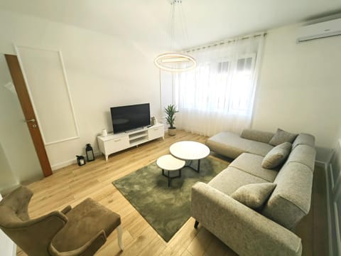 Communal lounge/ TV room, TV and multimedia, Living room, Seating area, Evening entertainment