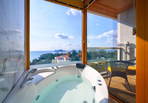 Hot Tub, View (from property/room), Photo of the whole room, Decorative detail, Decorative detail