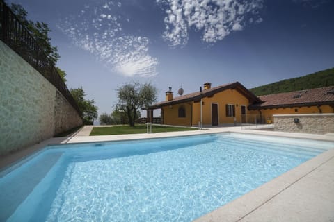 AGRITURISMO ACINATICO WINE RELAIS Resort in Lake Garda