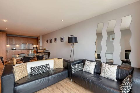 Modern Riverfront Apt. 10 mins from Hydro/SECC Apartment in Glasgow