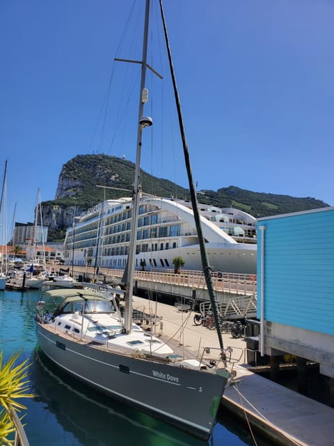 LUXURY YACHT STAY "White Dove" sleeps 6 Bateau amarré in Gibraltar