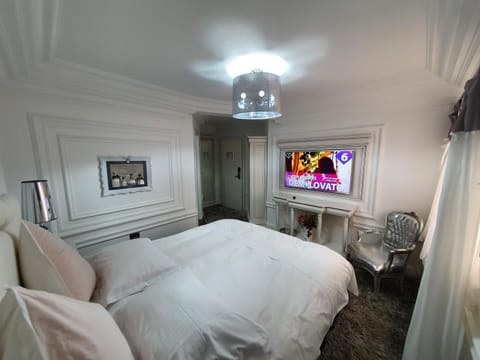 Bed, TV and multimedia, Photo of the whole room, Bedroom